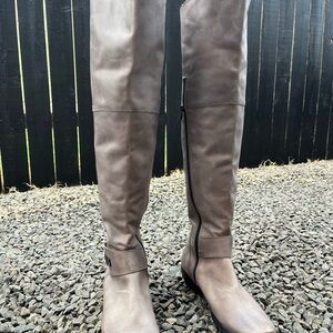 Gray Over-the-Knee Boots with Streamlined Silhouette